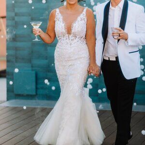 Enzoani Lace Mermaid Wedding Dress – Illusion Plunge – Size 8/10